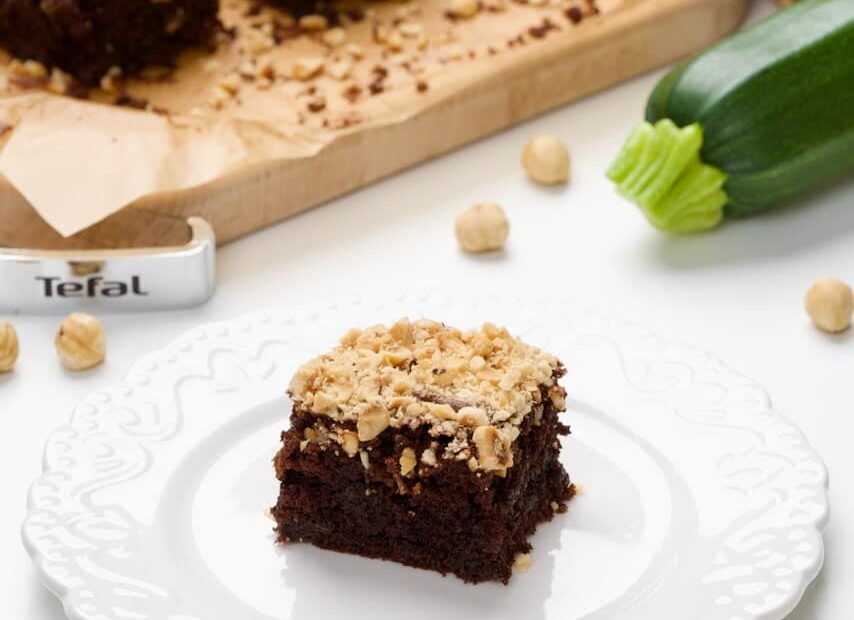 Sočni čokoladni kolač s tikvicama i hrskavim lješnjacima