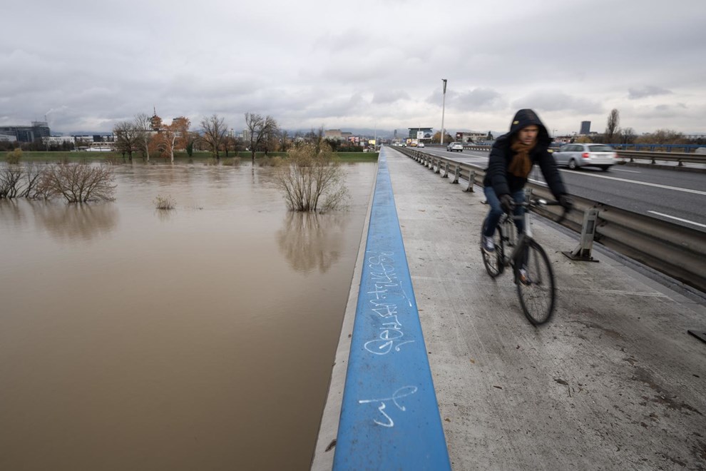 Sava izašla iz korita nakon naglog rasta vodostaja