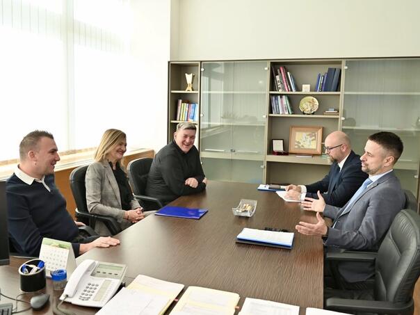 Zaposleni u institucijama BiH dobijaju 1.000 KM uz novembarsku platu