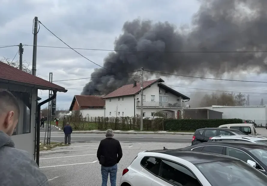 Veliki požar u Sesvetama: Izgorjela hala, više ljudi ozlijeđeno, vatrogasci imali prometnu nesreću