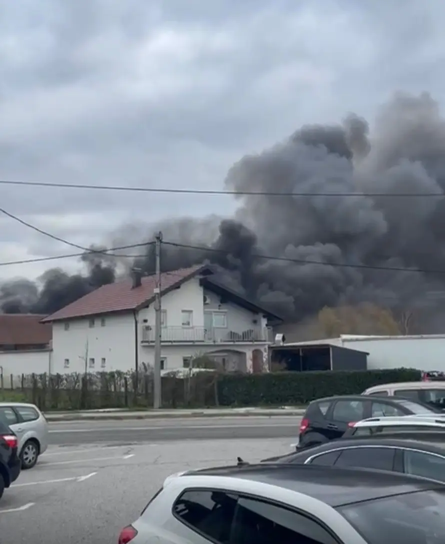 Veliki požar u Sesvetama: Izgorjela hala, više ljudi ozlijeđeno, vatrogasci imali prometnu nesreću