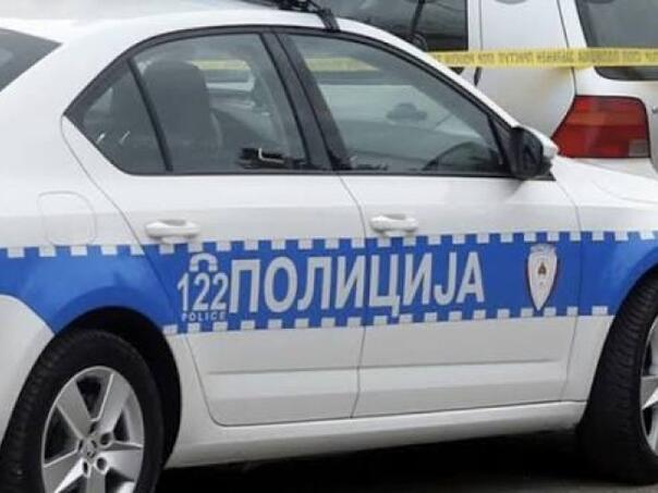 Jutarnji incident potresao naselje - ulica blokirana, svjedoci u šoku, motiv se još utvrđuje Jutros oko 08:52 sati u Ulici Pantilinska 145/a u Bijeljini došlo je do pucnjave u kojoj je ranjen 40-godišnji Oliver Ostojić, potvrđeno je iz Policijske uprave Bijeljina. Incident se dogodio u vrijeme najvećih jutarnjih gužvi, kada mnogi građani odlaze na posao, što je izazvalo dodatnu paniku među stanarima okolnih zgrada. Prema prvim informacijama, napadač je iz pištolja ispalio jedan hitac, pogodivši Ostojića u desnu nogu. Povreda je bila ozbiljna, ali ljekari Doma zdravlja Bijeljina, koji su vrlo brzo stigli na lice mjesta, stabilizovali su ranjenog muškarca. U bolnici je potvrđeno da nije životno ugrožen, ali je zadržan na daljnjem nadzoru zbog obilnog krvarenja i potrebe za dodatnom dijagnostikom. Napadač identifikovan, pa se sam predao Policija je brzo identifikovala napadača kao Bratislava Bošnjaka (44) iz Bijeljine. Nakon što je pucao, Bošnjak je s mjesta događaja pobjegao putničkim vozilom. Ipak, samo nekoliko minuta kasnije — tačnije u 09:03 sati — Bošnjak je sam ušao u službene prostorije Policijske stanice Bijeljina 1 i dobrovoljno predao oružje iz kojeg je pucao. Nakon predaje, policijski službenici su ga odmah lišili slobode, a oružje je poslato na balističko vještačenje kako bi se utvrdila vrsta pištolja, ispravnost i eventualno porijeklo. Blokirana ulica, obavljen uviđaj i razgovori sa svjedocima Ulica Pantilinska bila je djelimično blokirana više od sat vremena dok su policijski službenici: obavljali uviđaj, fotografisali tragove, pregledali snimke sa okolnih kamera, razgovarali sa svjedocima koji su čuli pucanj, i provjeravali okolne stanove i lokale u potrazi za dodatnim informacijama. Prema riječima mještana, sve se odigralo veoma brzo. “Čuo se kratak verbalni sukob, a onda pucanj. Sve se desilo u par sekundi.” priča jedan stanovnik koji živi u blizini. Drugi mještani navode da su kroz prozore vidjeli čovjeka kako sjeda u vozilo i odlazi, dok su prolaznici zvali hitnu pomoć. Motiv još nepoznat - policija ispituje šta je prethodilo sukobu Istraga o motivima pucnjave je u toku. Za sada nije poznato da li su Bošnjak i Ostojić bili u prethodnom sukobu, da li su se poznavali ili je riječ o iznenadnoj svađi koja je eskalirala. Policija provjerava: njihove eventualne ranije kontakte, da li je oružje legalno posjedovano, da li je pucnjavi prethodio verbalni ili fizički sukob, te da li je napad bio planiran ili impulsivan. U Policijskoj upravi navode da će dalji istražni postupci biti sprovedeni pod nadzorom tužilaštva. Građani u strahu: “Ovo se ne dešava često u našem kraju“ Komšije kažu da je ovo mirno naselje i da ih je jutrošnje dešavanje ozbiljno uznemirilo. „Djeca su u to vrijeme već krenula u školu. Nismo navikli na ovakve scene.“ ističe jedna stanovnica obližnje zgrade. Mnogi dodaju da se dvije osobe iz incidenta ranije nisu zamjećivale u nekim problematičnim situacijama, zbog čega su dodatno zbunjeni. Policija apeluje: Ako neko ima dodatne informacije - neka se javi Iz policije poručuju da će sve okolnosti događaja biti detaljno ispitane te da mole građane da doprinesu istrazi ako su nešto vidjeli ili posjeduju snimke iz blizine mjesta događaja