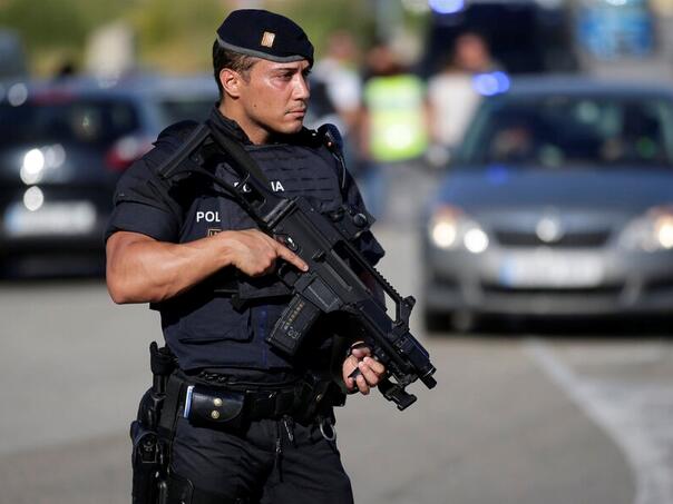 Velike racije zbog niza prijetnji bombama u javnim objektima