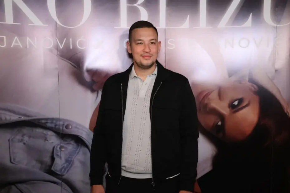 Uroš Živković je progovorio o svom neobičnom pobratimljenju sa Kaćom Grujić i otkrio kako je došlo do njihovog posebnog odnosa. Pevač ne krije da mu je starija koleginica mnogo pomogla u karijeri, posebno u prvim godinama, kada mu je otvorila vrata brojnih klubova u Beogradu i Novom Sadu, gde je kasnije i sam počeo da nastupa. Na pitanje da li je njihovo pobratimljenje imalo veze sa čuvenom flašom, kroz smeh je odgovorio da nije. „Nastavili smo da se družimo, nekako smo se odmah pronašli. Nije nas spojila flaša, već to što je Kaća pravi ‘brat u duši’. Ja volim takve žene – sa kojima možeš da pričaš o svemu, koje su ti drugovi, a ne samo drugarice. Najbolje je kada je žena brat, bar za mene, a takve su i Tamara i Andreana“, ispričao je Uroš, dodajući da Kaću nikada nije gledao drugim očima. „Nikad. Kada sam tek počinjao, bio sam klinac, a ona već ozbiljna zvezda. Od starta smo postavili taj prijateljsko-bratsko-sestrinski odnos i on se vremenom samo nadograđivao i ojačao toliko da smo se na kraju i pobratimili.“ A kako je sve izgledalo, otkrio je kroz smeh: „Kaća je tu povukla potez. Bili smo na njenom rođendanu, kasni sati, i ona kaže: ‘Ajde da se pobratimo.’ I ajde. Uzme nož od torte, a ja u tom trenutku mislim da će da me iskasapi, a ne da sečemo prste. To je stari običaj, nismo mi ništa izmišljali. Može po dlanu, može po prstu - bitno je samo da se spoji krv na krv. To je cela fora.“ &nbsp;