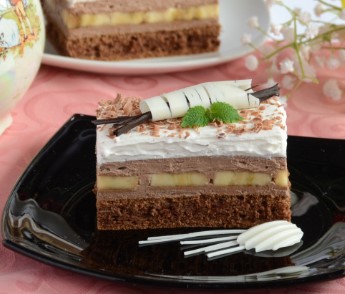 Kolač u banani: Sočan, bogato čokoladan i neodoljiv - sa slatkim iznenađenjem u samom srcu