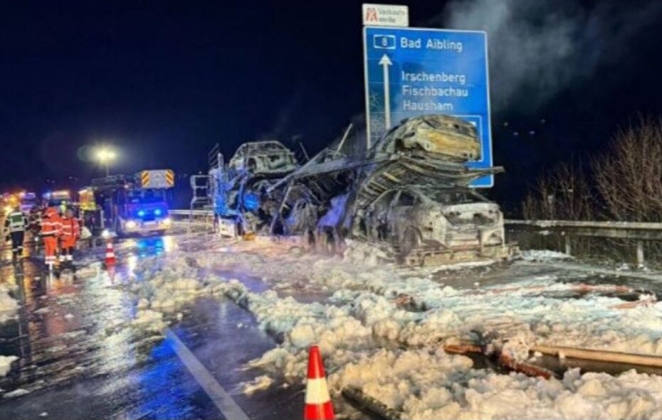 Vozaču iz BiH izgorio šleper sa natovarenim Mercedesima