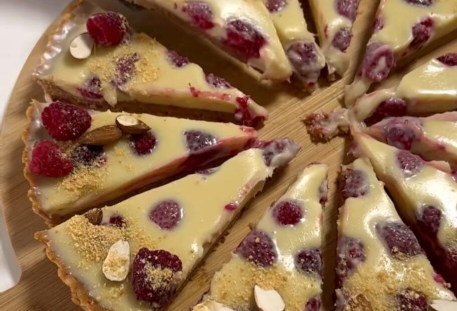 Tart od bele čokolade i malina bez pečenja