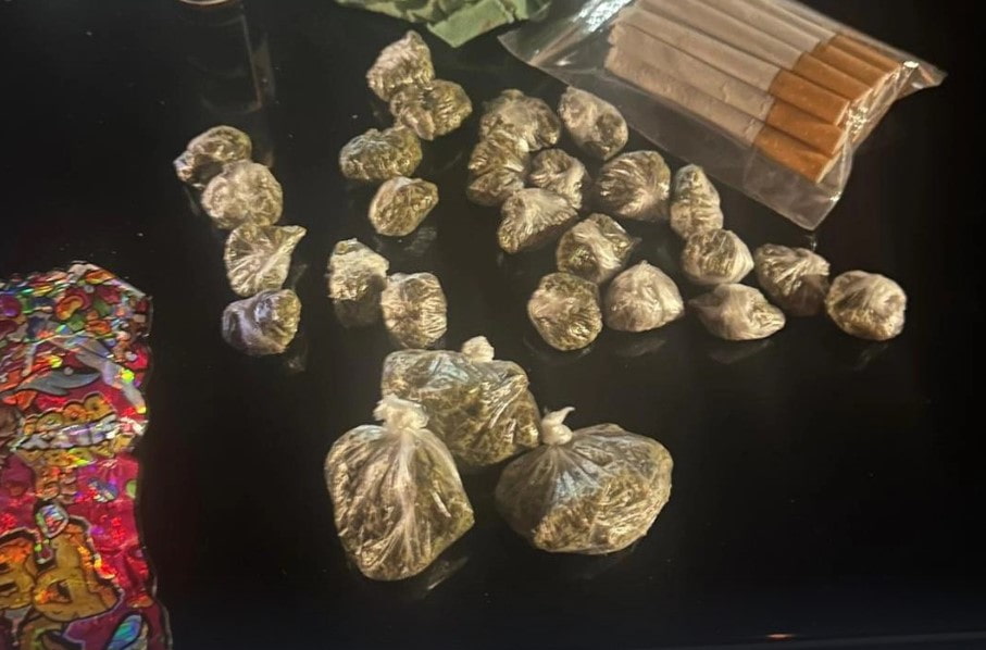 Gračanica: Uhapšen zbog droge i oružja, policija zaplijenila veće količine narkotika