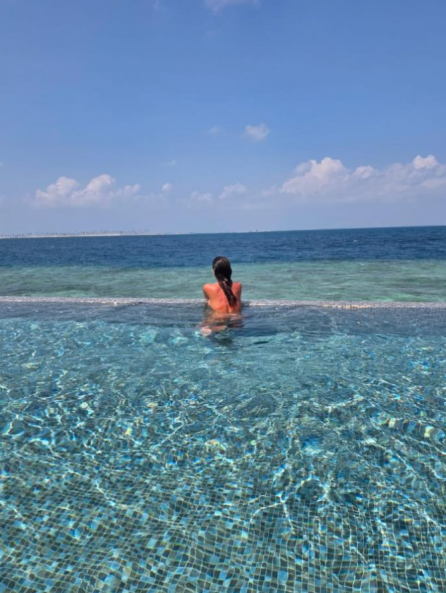 Odmor iz snova na Maldivima: Sonja Vuksanović zapalila mreže provokativnim kadrovima iz bazena
