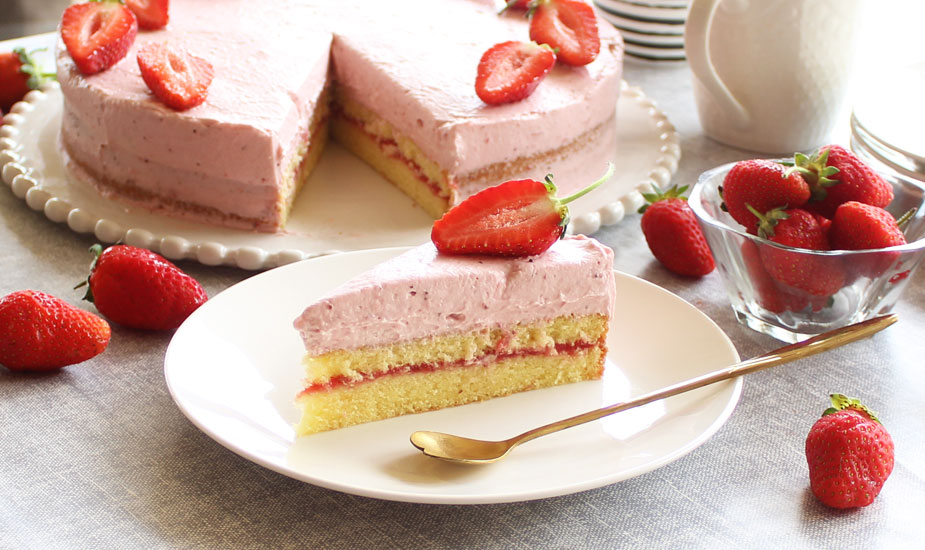 Torta s mascarpone kremom i svježim jagodama