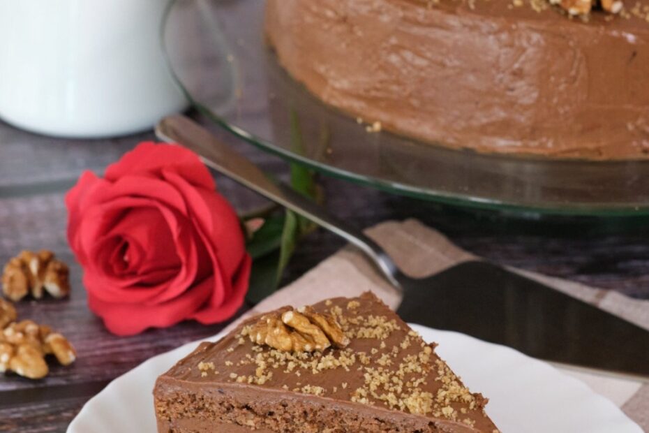 Čudo torta – sočna čokoladna poslastica s orasima i bogatom domaćom kremom