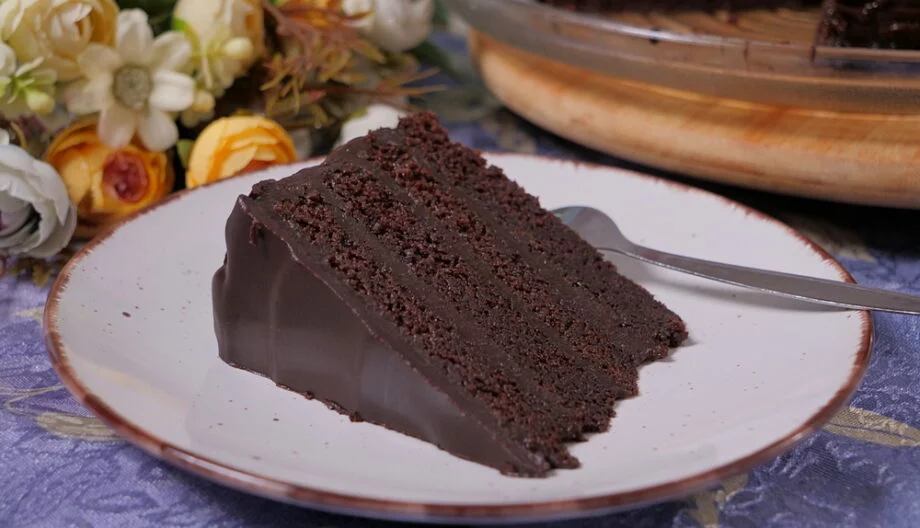 Američka čokoladna torta ekstra sočna sa mekanim čokoladnim korama i kuvanim kremom