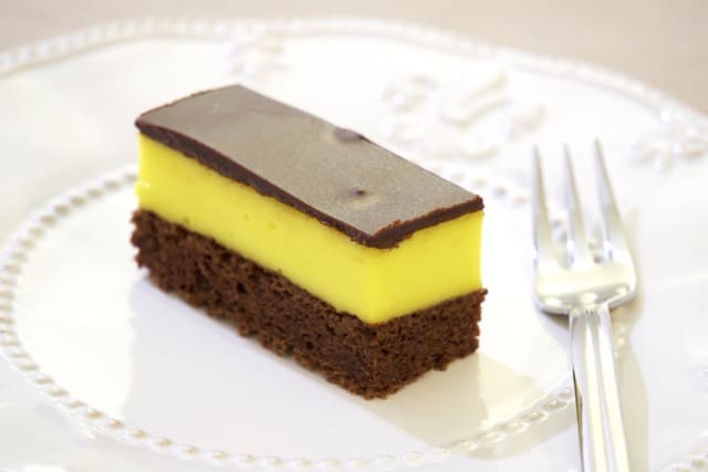 Bananko kocke – omiljena slastica koja spaja čokoladu i bananu