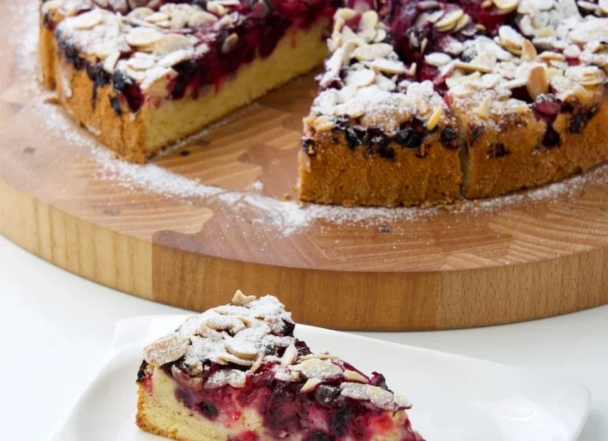 Brzi kolač sa šumskim voćem i bademima