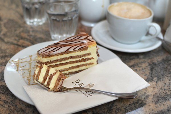 Esterhazy torta – kraljica klasičnih torti sa lješnjacima i bogatim kremastim filom