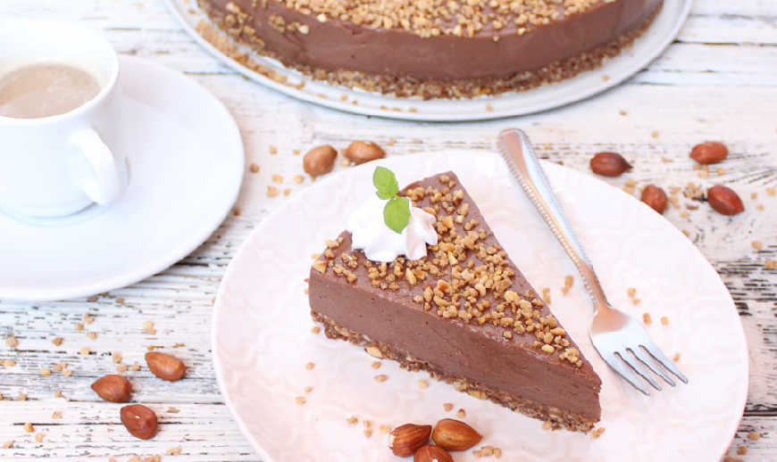 Krokant torta s pudingom i prženim lješnjacima