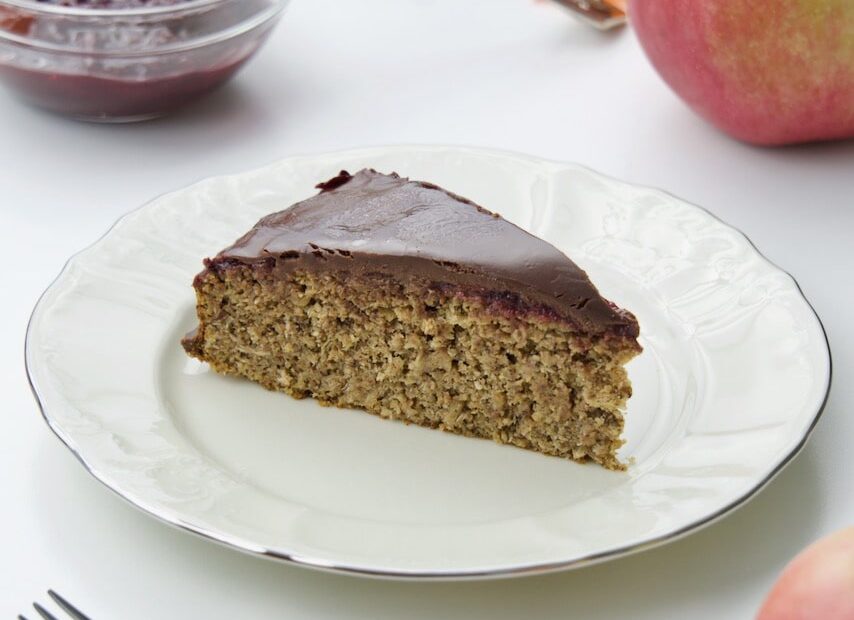 Zdravi bezglutenski kolač od rogača, jabuka i kokosa