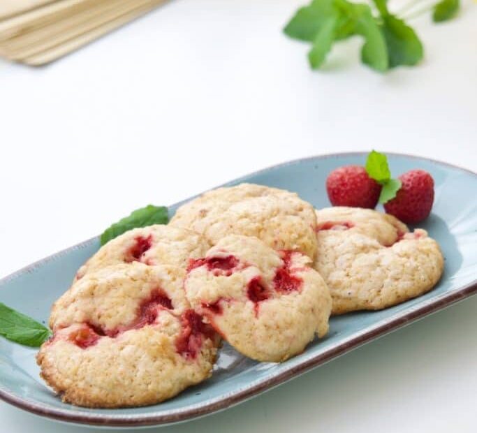 Keksi sa jagodama – mekani zalogaji puni voćne svježine