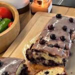 Kolač s borovnicama i limetom preliven bijelom čokoladom