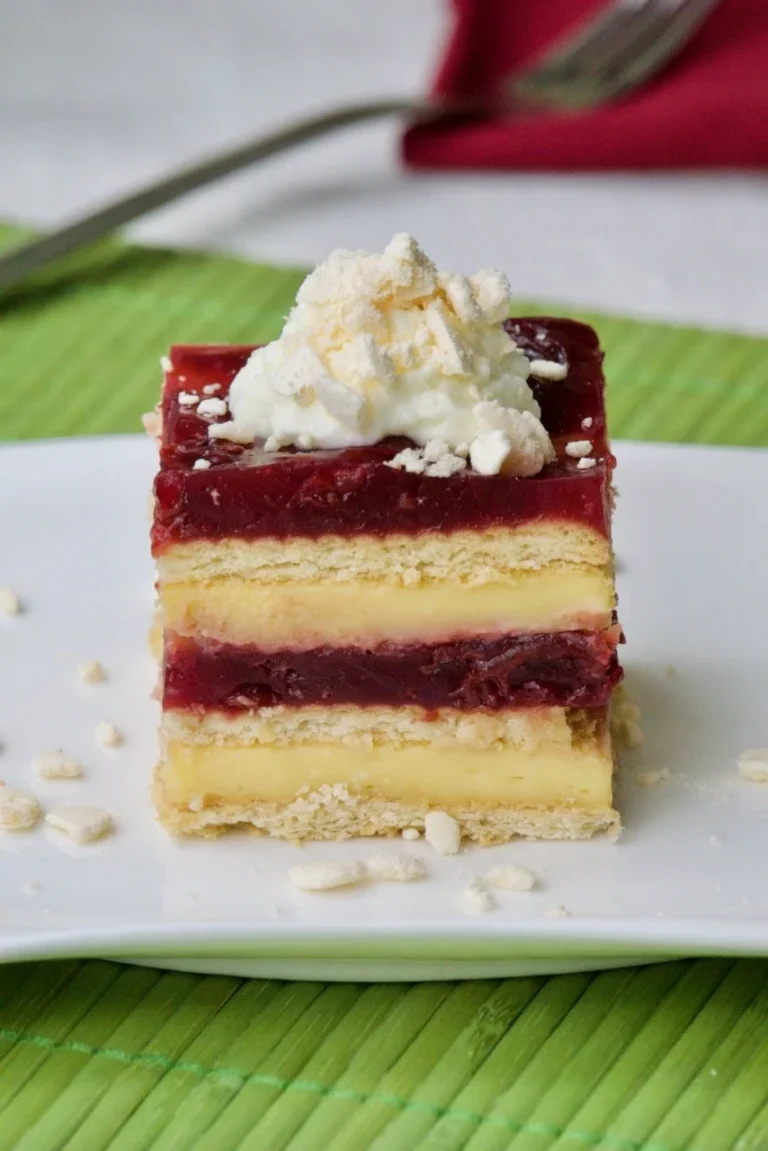 Nepečeni kremasti kolač s višnjama i keksima koji svi traže recept