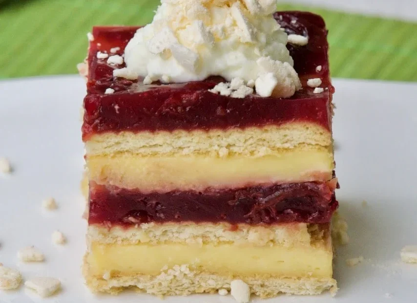 Nepečeni kremasti kolač s višnjama i keksima koji svi traže recept