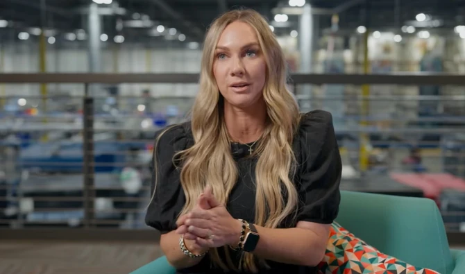 Majka dvoje djece iz dnevne sobe zarađuje 84.000 € mjesečno: Mnoge Srpkinje rade ovaj posao, ali ona je otkrila caku koja donosi brdo para – i nije OnlyFans.