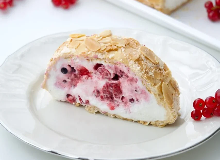 Lagana beze rolada sa šumskim voćem i bademima