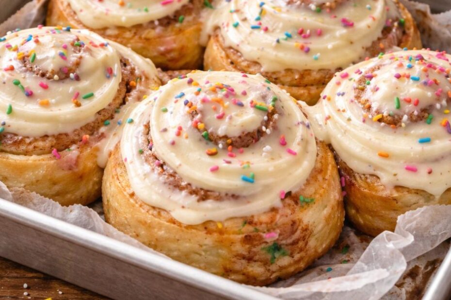 Funfetti rolnice s cimetom u stilu rođendanske torte