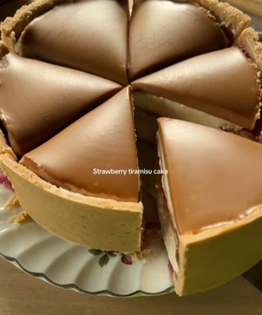 Lagan i osvježavajući Tiramisu sa jagodama! Bez pečenja, bez kafe i alkohola. Savršena kombinacija mascarpone sira, piškota i džema od jagoda.