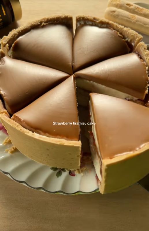 Tiramisu Torta sa Jagodama – Kremasti San Bez Pečenja