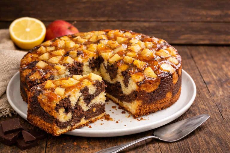 Kad klasični mramorni kolač obogatite jabukama, dobijete nevjerovatno mekano i mirisno savršenstvo – isprobajte ovaj recept!
